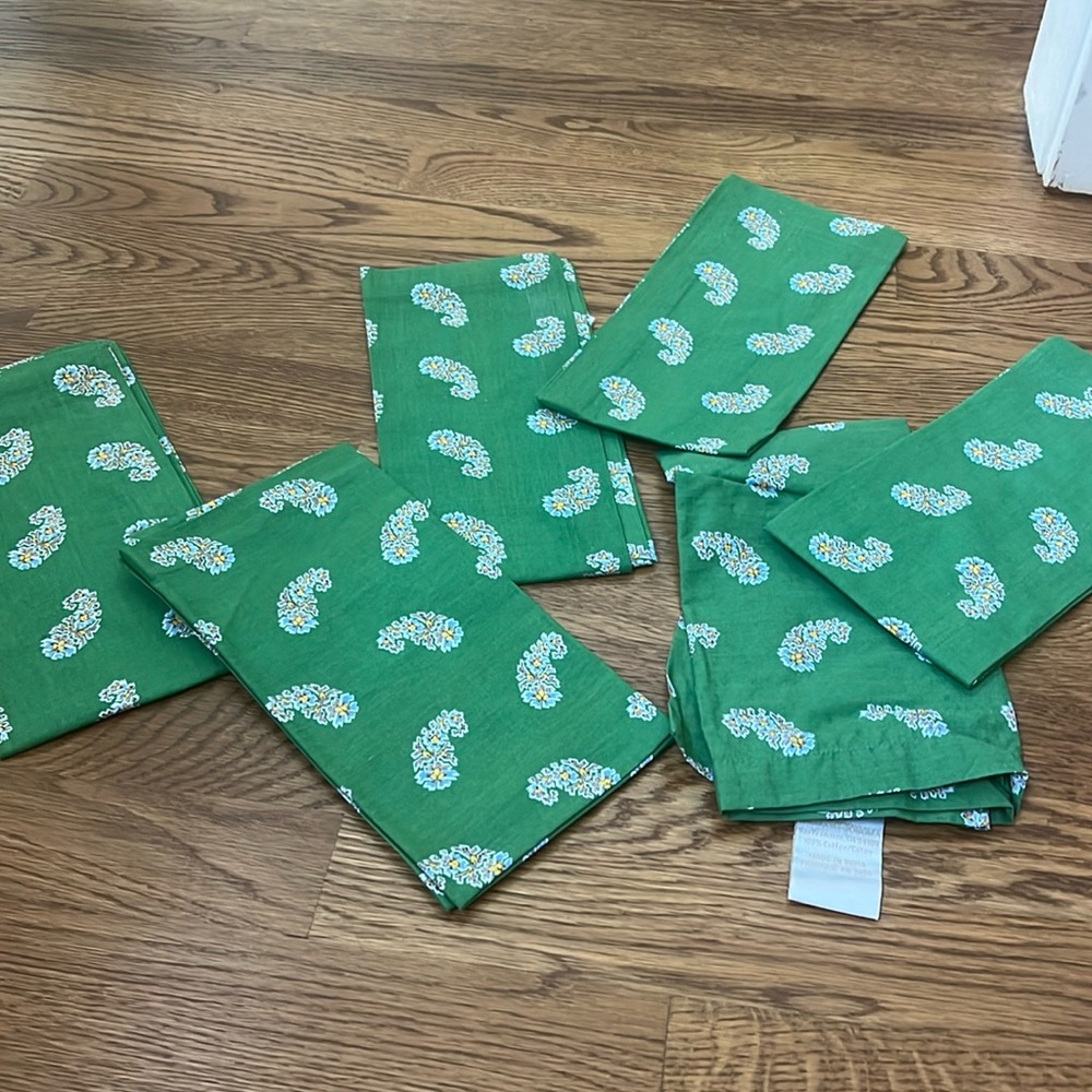 Williams Sonoma set of 6 dinner napkins. Green